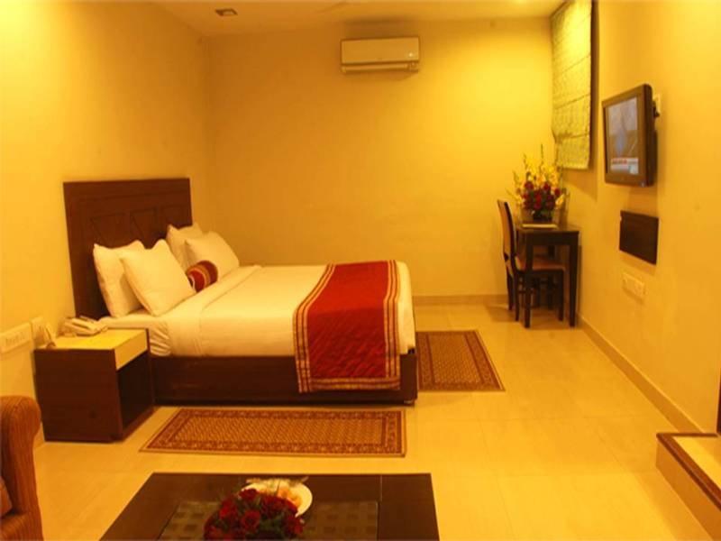 Hotel Classic Diplomat New Delhi Exterior photo