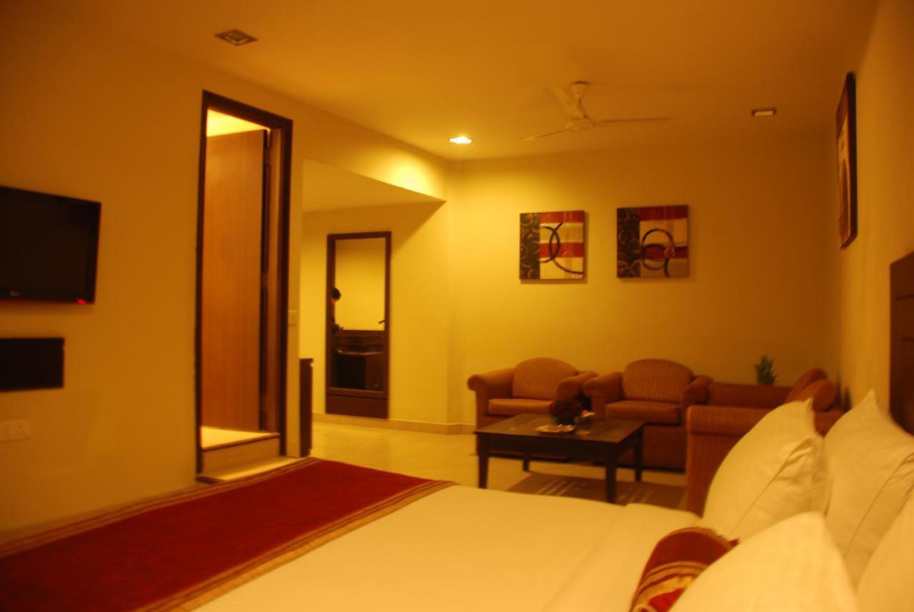 Hotel Classic Diplomat New Delhi Exterior photo